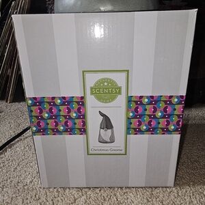 Scentsy CHRISTMAS GNOME Holiday Warmer . Gently Loved. Great Condition.